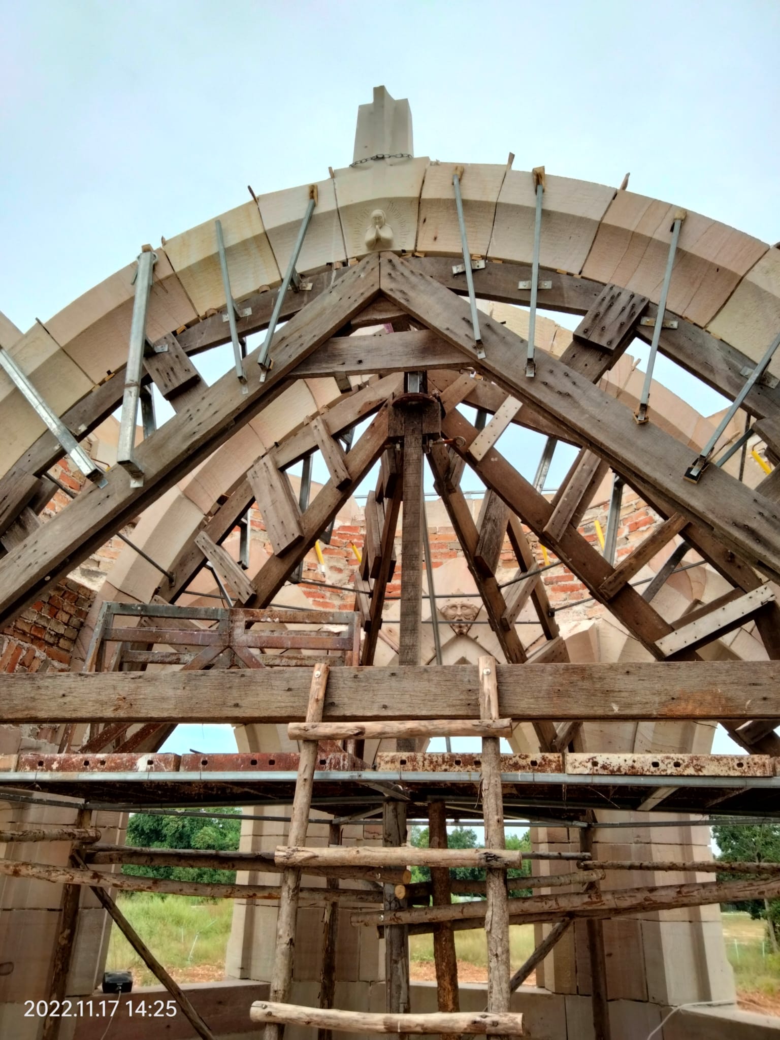 Wooden centering supporting stone ribs of the vault