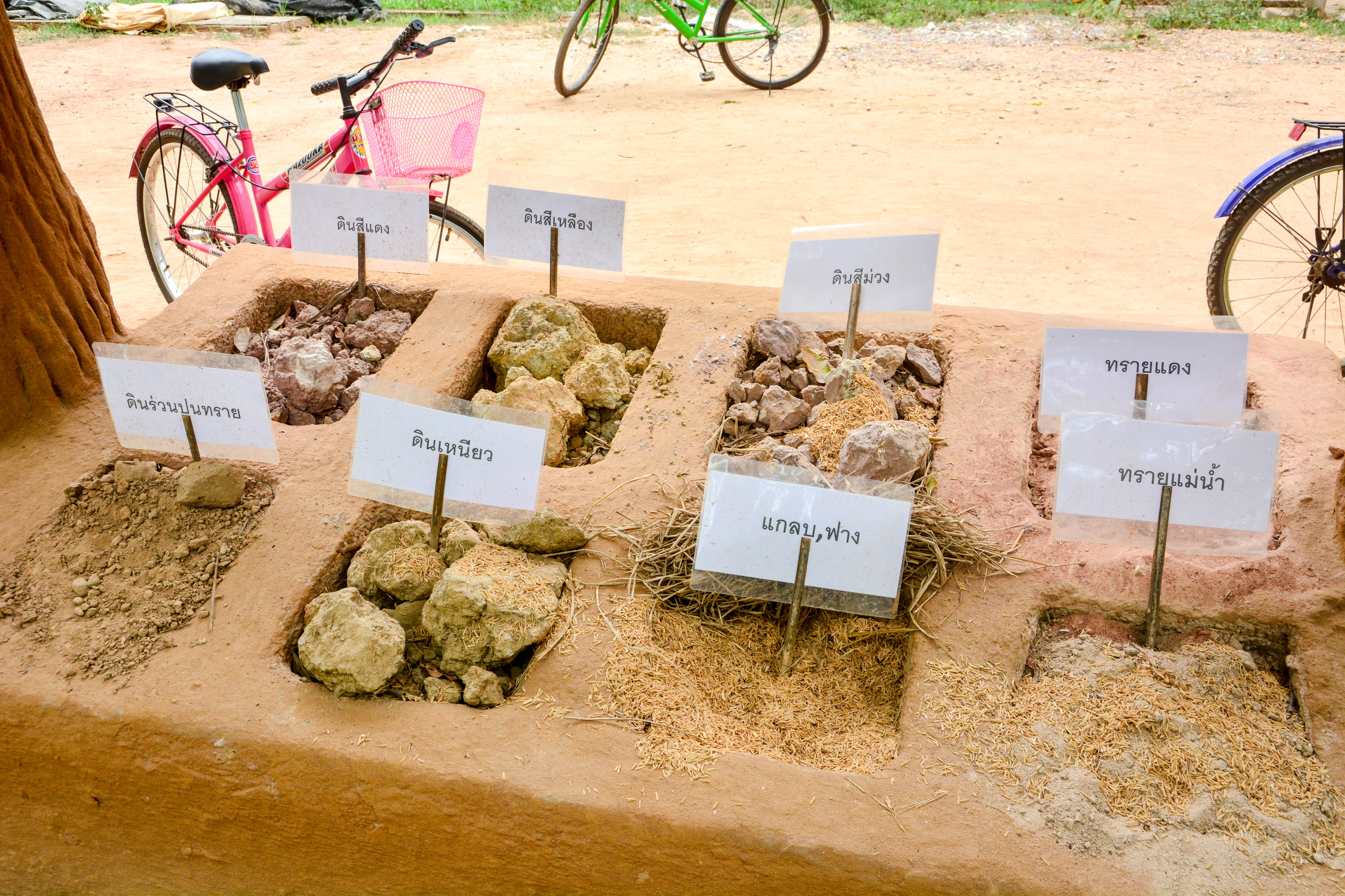 Raw materials for earth blocks